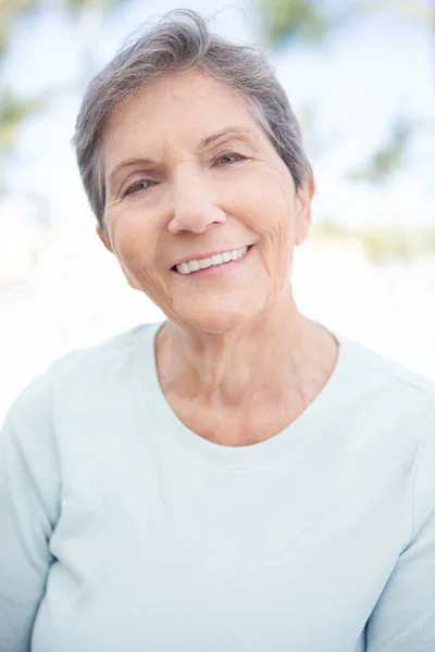 Retrato de una anciana madura sonriendo . — Foto de Stock