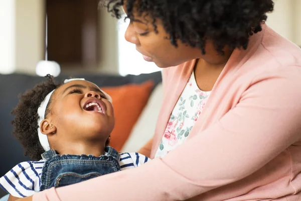 Madre criando a su hijo pequeño — Foto de Stock