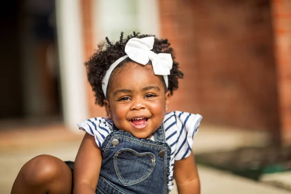 Счастливая маленькая девочка улыбается . — стоковое фото