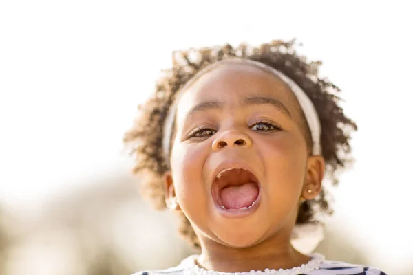 Glad liten tjej skrattar och ler utanför. — Stockfoto