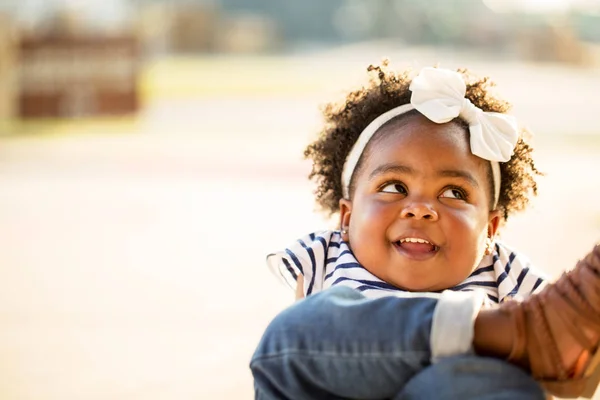 Feliz niña riéndose y sonriendo afuera . — Foto de Stock