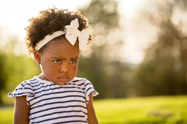 Афро-американських дівчинка з виразом mad. — стокове фото