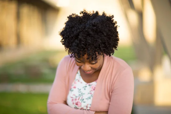 Mujer afroamericana feliz sonriendo . — Foto de Stock