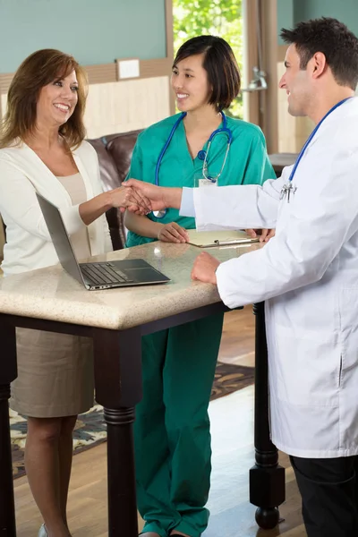 Equipo médico hablando con pacientes . —  Fotos de Stock