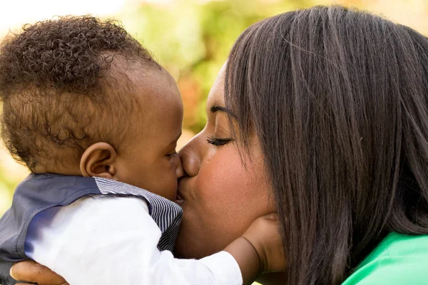 Feliz africano americano madre e hijo . — Foto de Stock