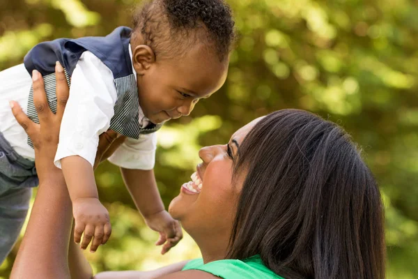 Gelukkig Afro-Amerikaanse moeder en zoon. — Stockfoto