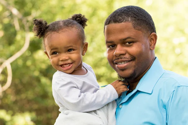 Familia afroamericana feliz . — Foto de Stock