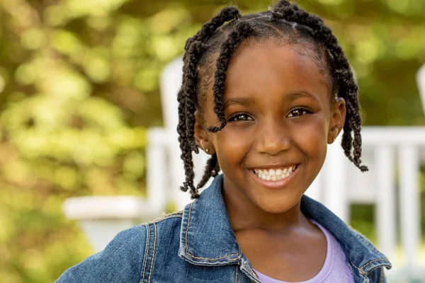 Söt African American liten flicka. — Stockfoto