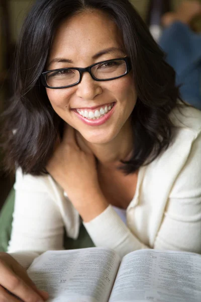 Portréja egy ázsiai nő, mosolygós. — Stock Fotó