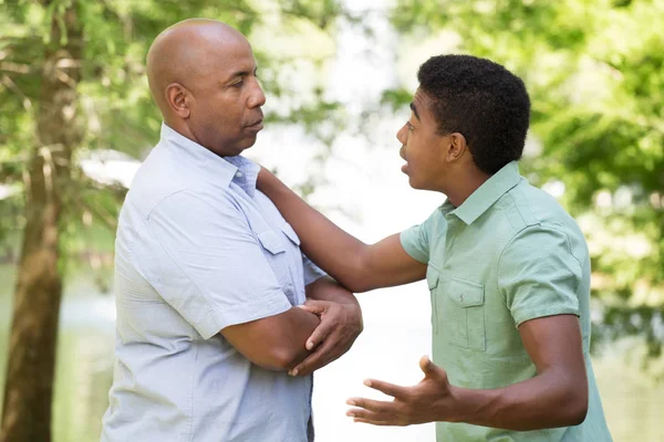Отец и сын ведут серьезный разговор . — стоковое фото