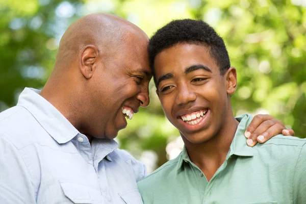 Afro-americano padre e figlio adolescente . — Foto Stock