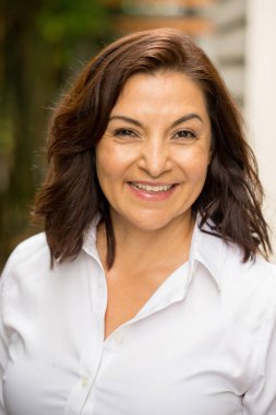 Gülümseyen mutlu Hispnaic kadın.