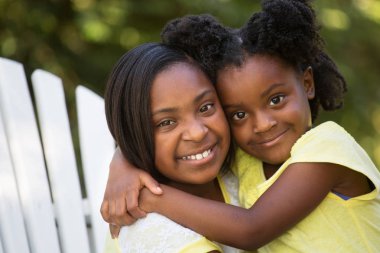 İki kız kardeş dışında sarılma.