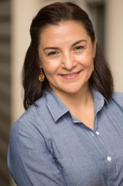 Gülümseyen mutlu Hispnaic kadın.