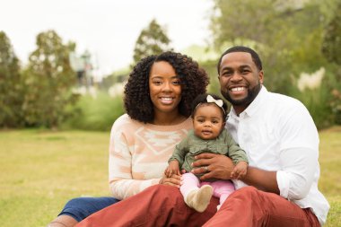 Onların bebek ile mutlu bir Afro-Amerikan Aile.