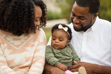Onların bebek ile mutlu bir Afro-Amerikan Aile.