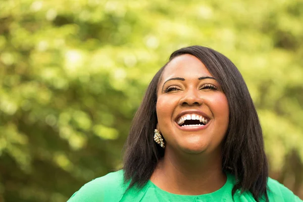 Mulher americana africana feliz — Fotografia de Stock