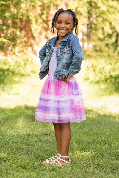 Sevimli Afro-Amerikan küçük kız. — Stok fotoğraf