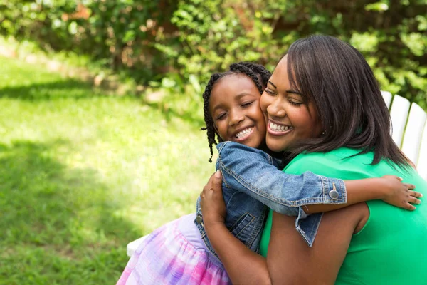 Gelukkig Afrikaanse Amerikaanse moeder en dochter. — Stockfoto