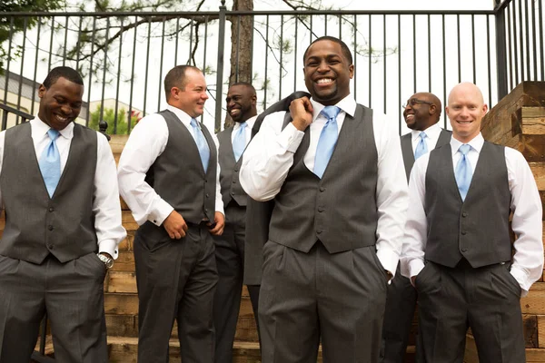 Ženich a mládenci, usmívající se na svatbě. — Stock fotografie
