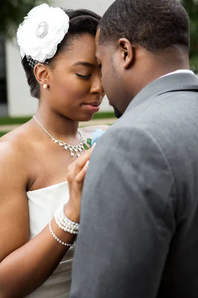 アフリカ系アメリカ人の花嫁と花婿. — ストック写真