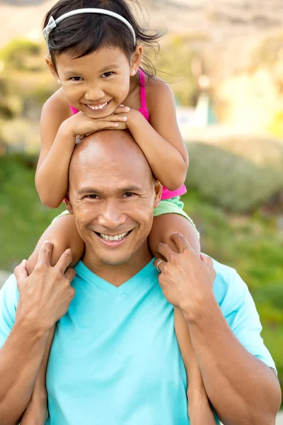 Asiático padre e hija riendo y jugando . —  Fotos de Stock