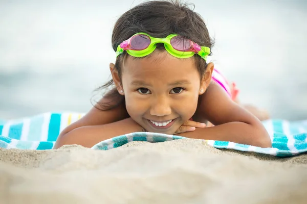 Cute Asian dziewczynka gra na plaży. — Zdjęcie stockowe