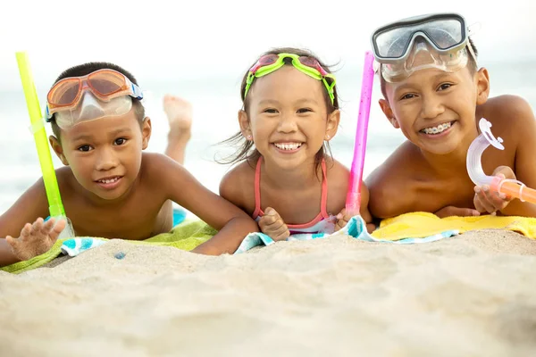 Asiático niños jugando en la playa . — Foto de Stock