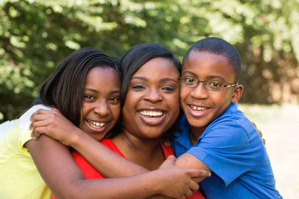 アフリカ系アメリカ人の母と彼女の子供たち. — ストック写真