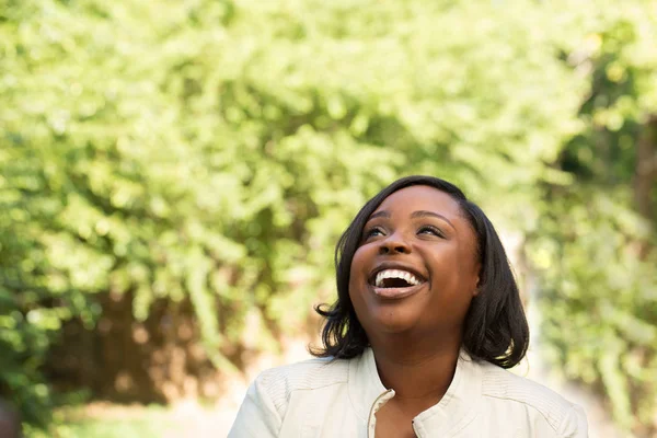 Gülümseyerek mutlu bir Afrikalı-Amerikalı kadın — Stok fotoğraf