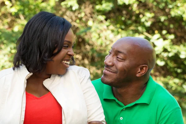 Αφρικανική αμερικανική ζευγάρι μιλώντας και γελώντας. — Φωτογραφία Αρχείου