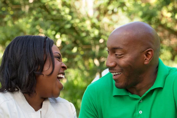 Афроамериканская пара разговаривает и смеется . — стоковое фото