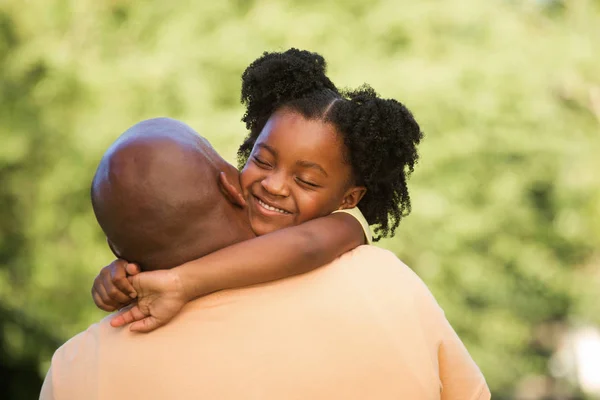 Padre afroamericano y su hija . — Foto de Stock