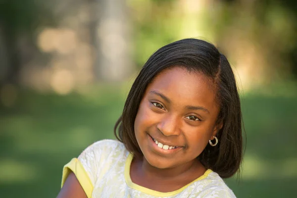 Афроамериканская маленькая девочка улыбается . — стоковое фото
