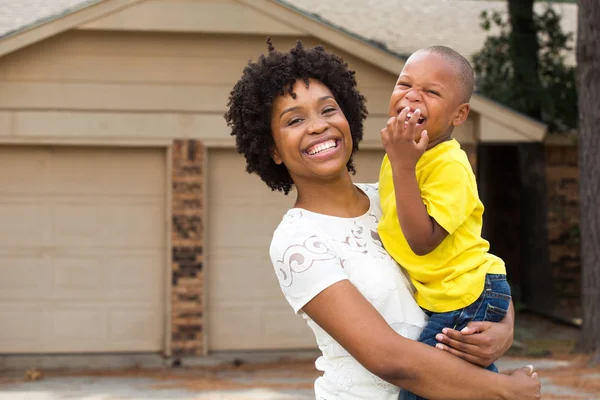 Giovane madre afroamericana che gioca e suo figlio . — Foto Stock