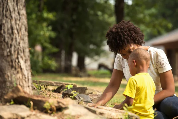 Afro-Amerikaanse moeder spelen met haar zoon. — Stockfoto