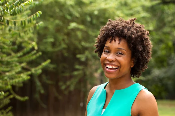 Jonge gelukkig African American vrouw die lacht. — Stockfoto