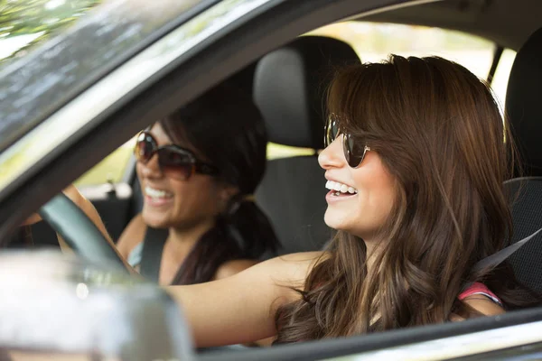 Amici alla guida di un viaggio in macchina . — Foto Stock