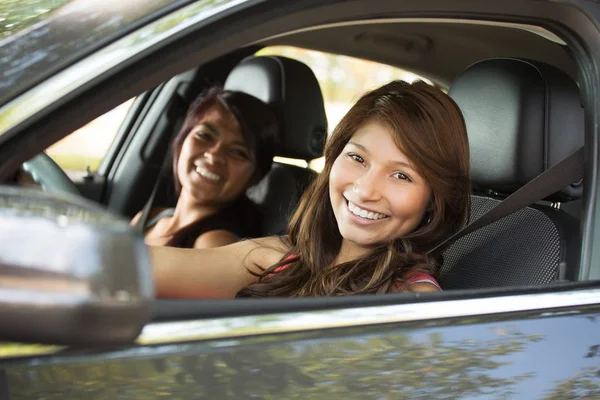 Amigos dirigindo fazendo uma viagem de carro . — Fotografia de Stock