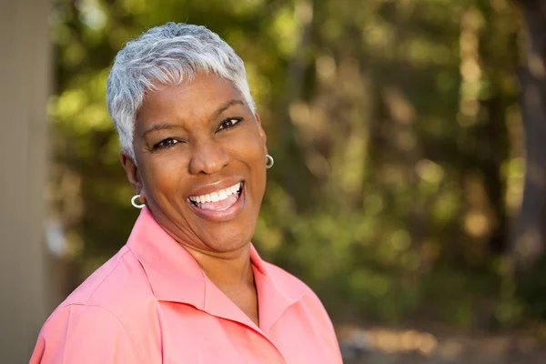 Portret Van Een Afrikaanse Amerikaanse Volwassen Vrouw — Stockfoto