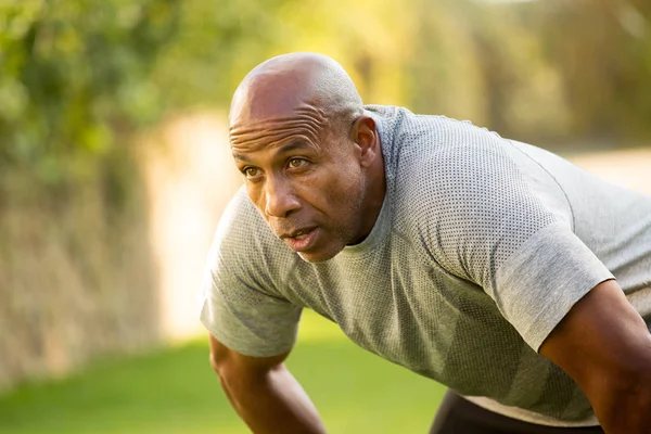 Fit African American man tillen gewichten — Stockfoto