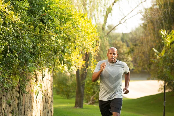 Fit afroamerikanska man kör. — Stockfoto