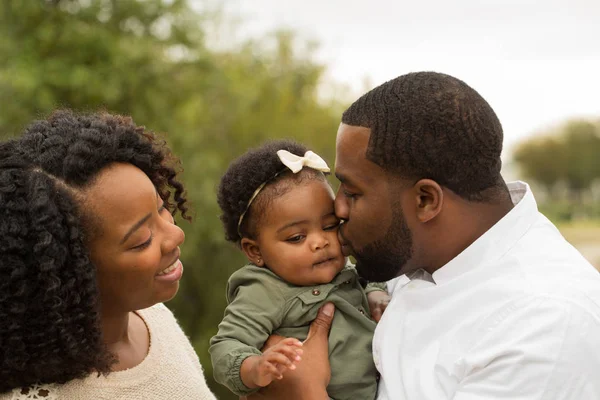 Ευτυχισμένη οικογένεια στην αφρικανική αμερικανική με το μωρό τους. — Φωτογραφία Αρχείου