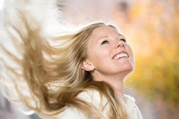 Kvinna med hennes hår som flyger i vinden. — Stockfoto