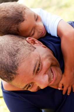 Afro-Amerikan baba ve oğlu.