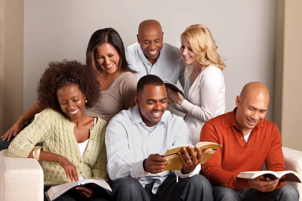 Grupo diverso de amigos lendo . — Fotografia de Stock