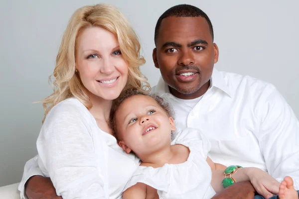 Biracial familj leende — Stockfoto