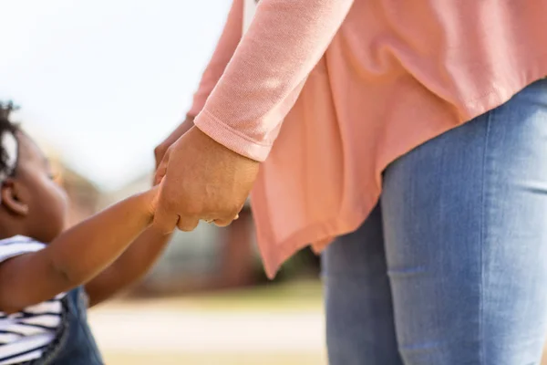 Niña sosteniendo a sus madres de la mano . —  Fotos de Stock