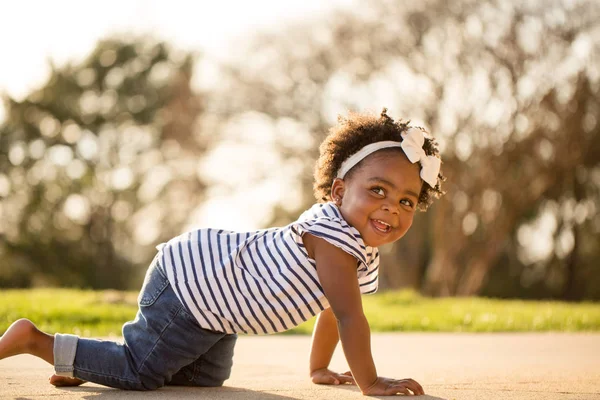 Glad liten tjej skrattar och ler utanför. — Stockfoto