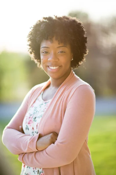 Mujer afroamericana feliz sonriendo . — Foto de Stock